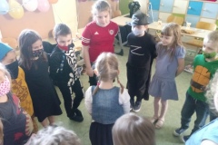 dzieci bawiące się w grupie