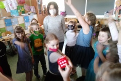 dzieci bawiące się w grupie