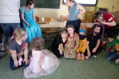 dzieci bawiące się w grupie