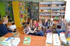 uczniowie podczas zajęć w bibliotece