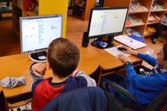 uczniowie podczas zajęć w bibliotece