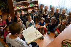 uczniowie podczas zajęć w bibliotece