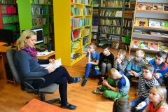 uczniowie podczas zajęć w bibliotece