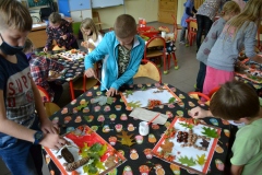 uczniowie tworzący prace plastyczne