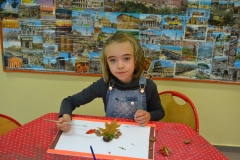 uczennica przy stoliku