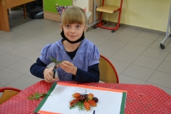 uczennica przy stoliku