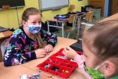 uczniowie podczas zajęć z robotyki
