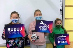 uczniowie podczas zajęć z robotyki