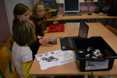 uczniowie podczas zajęć z robotyki
