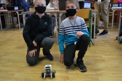 uczniowie podczas zajęć z robotyki