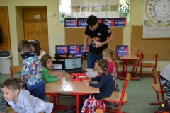 uczniowie podczas zajęć z robotyki