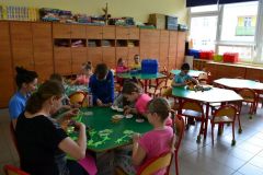 uczniowie bawiący się w świetlicy